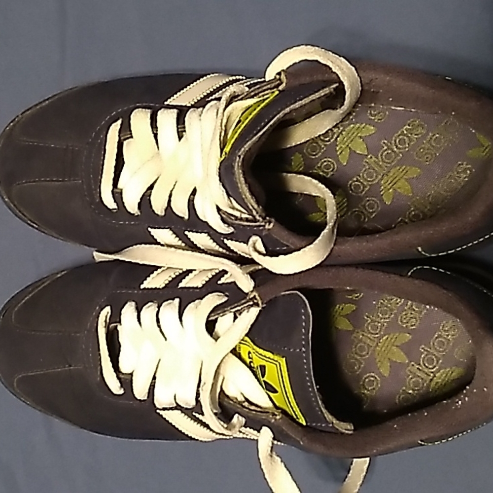 Adidas 9.5 tennis shoes